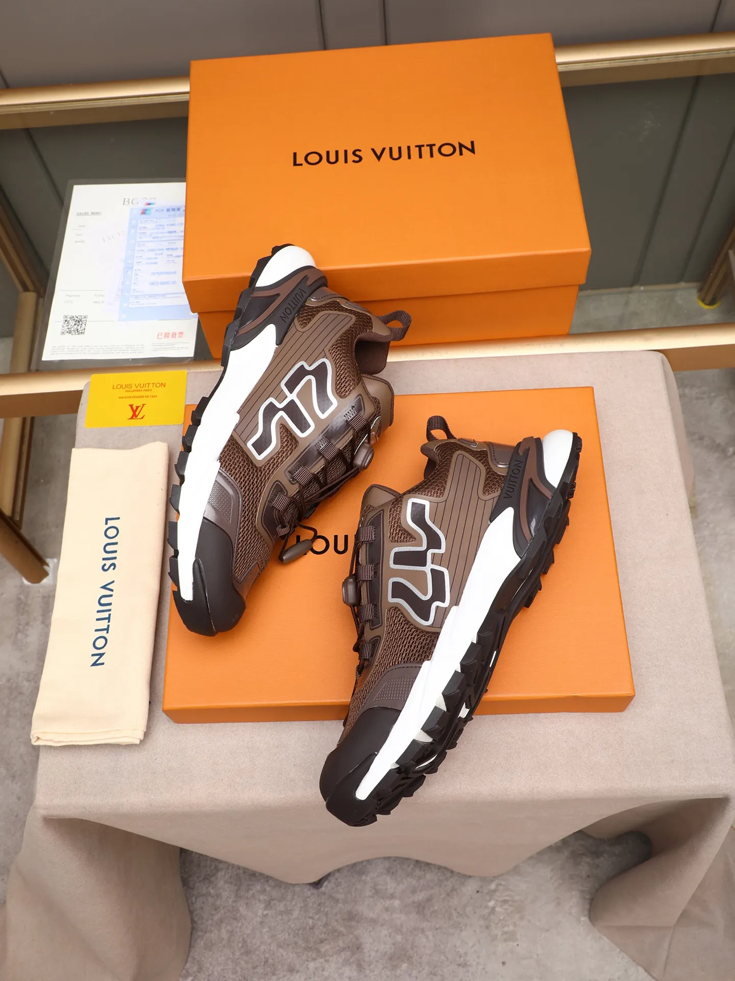 Men's Men's Shoes 💰640 LV Louis Vuitton L Jialu Brand Runner Tatic Series Thick-soled Casual Sports Shoes Running Shoes This LV Runner Tatic sports shoe combines technical materials such as mesh fabric and ribbons to interpret the inspiration of traditional mountaineering shoes. LV letters are written on one side, the lariat buckle of the quick lacing system is embellished with Monogram flowers and Louis Vuitton logos, and the light and wear-resistant rubber outsole completes the whole package. The delivery counter is beautifully packaged🛍📦 ▪️Fabrics: Original imported custom technical fabric + mesh ▪️Inner lining: Original custom-made breathable mesh ▪️Sole: Original open-molded anti-slip rubber combination material ▪️Sole thickness: 4CM ▪️Size: Men's size 38-44, (45 must be customized)
